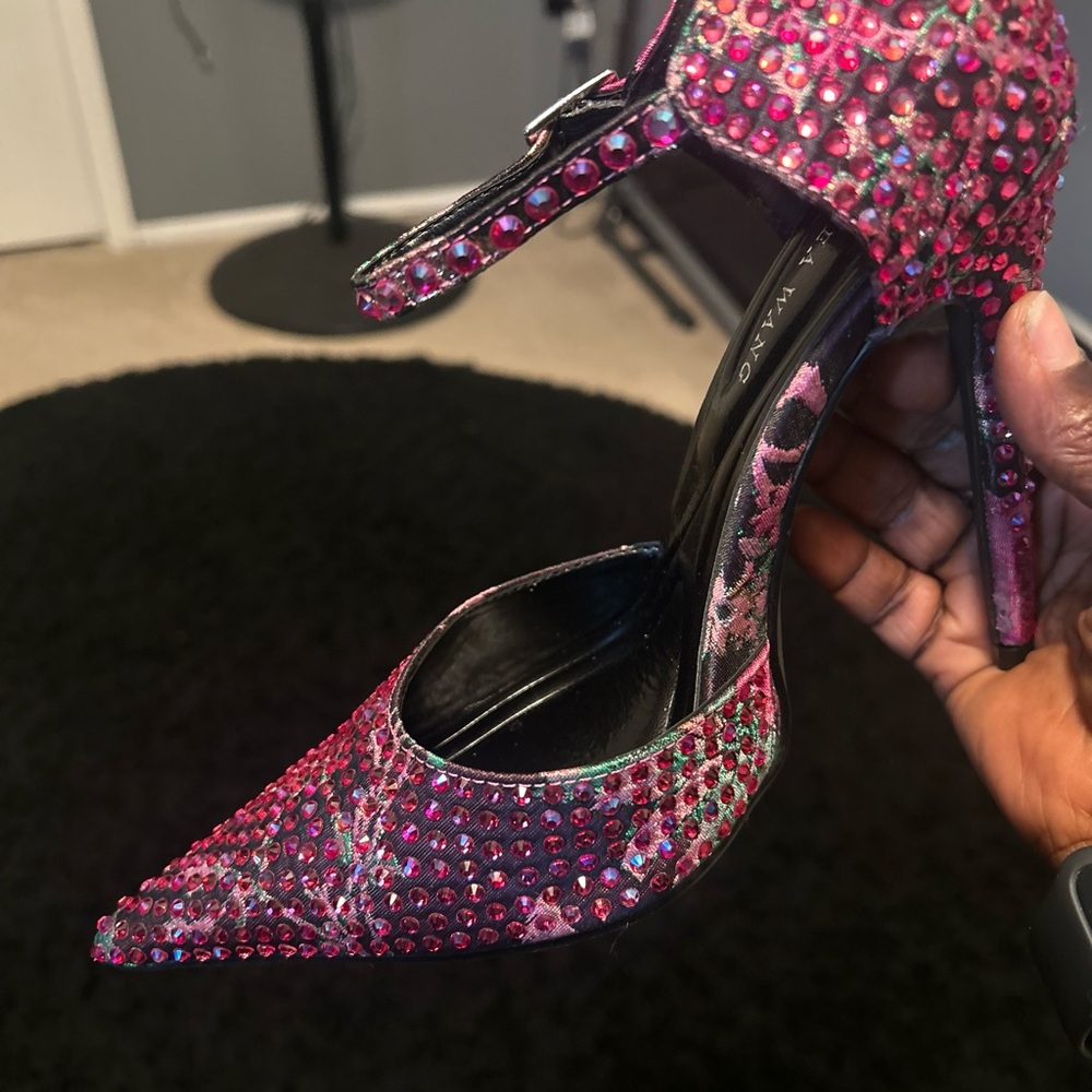 Size 5. Never been worn. I’m asking what I paid $200